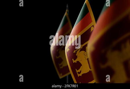 Kleine Nationalflaggen der Sri Lanka auf einem schwarzen Hintergrund Stockfoto