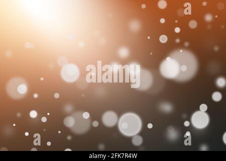 Festliche abstrakte Textur mit Bokeh auf dunklem Hintergrund, weiße Bokeh-Partikel fliegen in Richtung Scheinwerfer. Stockfoto