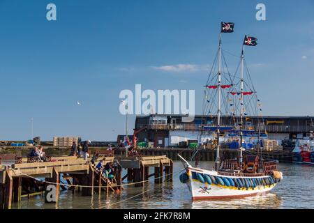 Yorkshire, Großbritannien – 10. Aug 2017 : Besucher können eine Hafenrundfahrt auf dem alten Piratenschiff Arrrhgggghhhhh machen! Im Hafen Von Bridlington Stockfoto