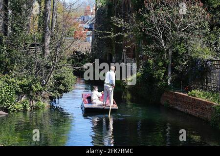 Canterbury, Kent, Großbritannien. 29. April 2021. Die Stadt Canterbury in Kent gewinnt langsam wieder etwas an Normalität, da viele Menschen auf der Hauptstraße herumlaufen und das angenehme Wetter genießen. Ein Punt auf dem Fluss stour, der durch das Herz von Canterbury fließt. Foto-Kredit: Paul Lawrenson /Alamy Live Nachrichten Stockfoto