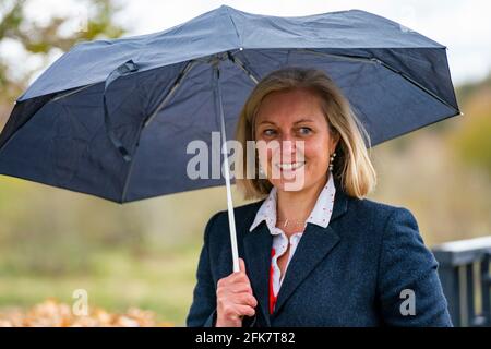 Coldstream, Schottland, Großbritannien. 29. April 2021. Douglas Ross, Vorsitzender der Partei der schottischen Konservativen, hält in Coldstream an den schottischen Grenzen eine Rede, in der er die britischen Wähler auffordert, ihre Stimmen auf der Peach-Parteiliste zu verwenden, um Schottlands Erholung zu retten und ein weiteres Referendum zu stoppen. PIC; Rachael Hamilton, Politiker der Scottish Conservative Party, der als Mitglied des schottischen Parlaments für Ettrick, Roxburgh und Berwickshire im Henderson Park in Coldstream an der schottisch-englischen Grenze dient. Iain Masterton/Alamy Live News Stockfoto