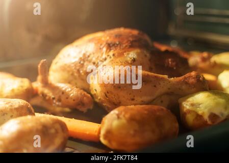 Im Ofen gebackenes Huhn mit Kartoffeln und Karotten. Stockfoto