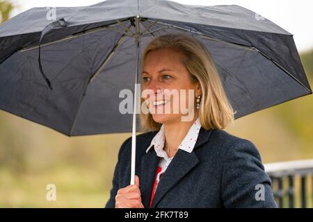 Coldstream, Schottland, Großbritannien. 29. April 2021. Douglas Ross, Vorsitzender der Partei der schottischen Konservativen, hält in Coldstream an den schottischen Grenzen eine Rede, in der er die britischen Wähler auffordert, ihre Stimmen auf der Peach-Parteiliste zu verwenden, um Schottlands Erholung zu retten und ein weiteres Referendum zu stoppen. PIC; Rachael Hamilton, Politiker der Scottish Conservative Party, der als Mitglied des schottischen Parlaments für Ettrick, Roxburgh und Berwickshire im Henderson Park in Coldstream an der schottisch-englischen Grenze dient. Iain Masterton/Alamy Live News Stockfoto