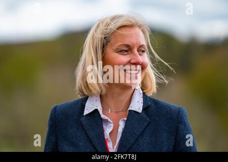 Coldstream, Schottland, Großbritannien. 29. April 2021. Douglas Ross, Vorsitzender der Partei der schottischen Konservativen, hält in Coldstream an den schottischen Grenzen eine Rede, in der er die britischen Wähler auffordert, ihre Stimmen auf der Peach-Parteiliste zu verwenden, um Schottlands Erholung zu retten und ein weiteres Referendum zu stoppen. PIC; Rachael Hamilton, Politiker der Scottish Conservative Party, der als Mitglied des schottischen Parlaments für Ettrick, Roxburgh und Berwickshire im Henderson Park in Coldstream an der schottisch-englischen Grenze dient. Iain Masterton/Alamy Live News Stockfoto