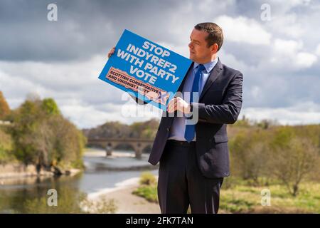 Coldstream, Schottland, Großbritannien. 29. April 2021. Douglas Ross, Vorsitzender der Partei der schottischen Konservativen, hält in Coldstream an den schottischen Grenzen eine Rede, in der er die britischen Wähler auffordert, ihre Stimmen auf der Peach-Parteiliste zu verwenden, um Schottlands Erholung zu retten und ein weiteres Referendum zu stoppen. PIC; Douglas Ross trifft Unterstützungen und die Medien im Henderson Park in Coldstream, der an der schottisch-englischen Grenze liegt. Iain Masterton/Alamy Live News Stockfoto