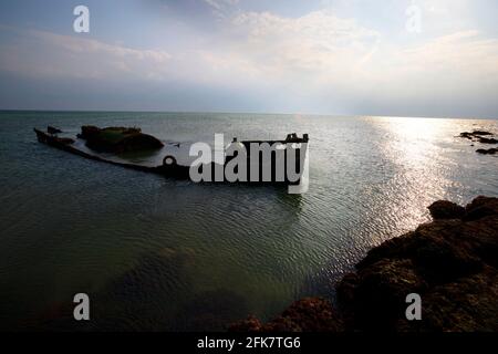 SS Carbon, war ein dampfbetriebener Schlepper, der 1947 die Felsen traf, während er zur Rettung aufstand. Compton Bay. Isle of Wight, England, Großbritannien, Stockfoto