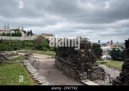 Lyon (Frankreich), 28. April 2021. Blick auf das antike Theater mit den gallo-römischen Resten, die Basilika von Fourvière und die Stadt Lyon. Stockfoto