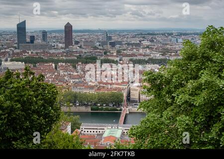 Lyon (Frankreich), 28. April 2021. Blick auf die Stadt Lyon mit den beiden Türmen. Stockfoto