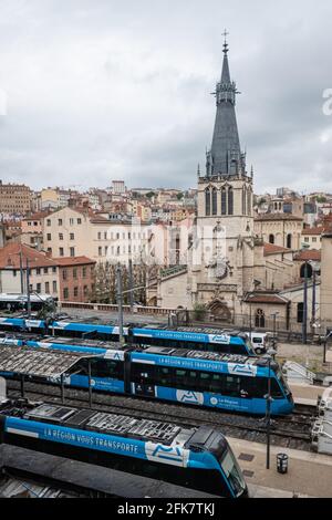 Lyon (Frankreich), 28. April 2021. Blick auf den Bahnhof St. Paul in Vieux Lyon mit der Kirche im Hintergrund. Stockfoto