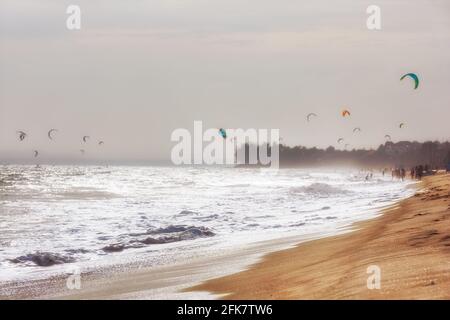 Schöner weißer Sandstrand Mui Ne bei Sonnenuntergang, Vietnam. Landschaft des tropischen Sommerstrands in Mui Ne, Vietnam. Sommerurlaub am Strand Konzept. Stockfoto