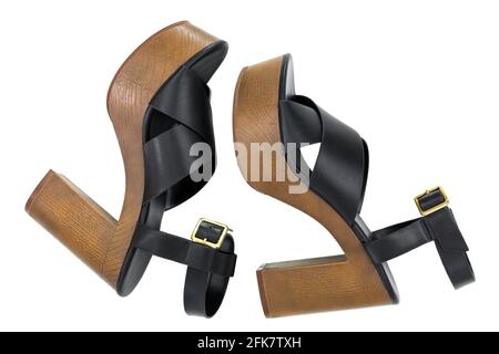 Seitenansicht der schwarzen High-Heel-Schuhe mit offenem Zehenbereich und Kreuzriemen Plattform-Sandalen mit braunem Blockabsatz, Knöchelriemen mit Metallschnalle isol Stockfoto