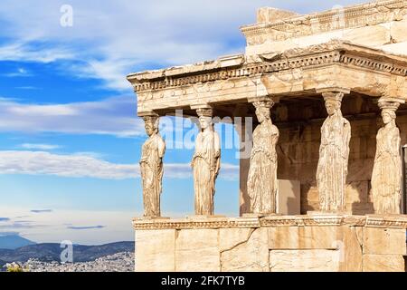 Veranda der Karyatiden am Erechtheion Tempel, Akropolis von Athen, Griechenland. Das Erechtheion oder Erechteum ist ein alter griechischer Tempel der Akropolis o Stockfoto