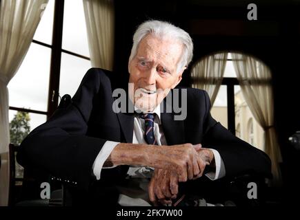 GODFREY RAMPLING, DER BEI DEN OLYMPISCHEN SPIELEN 1936 IN BERLIN IM 400 + 100 RELAY EINE GOLDMEDAILLE ERHIELT, WIRD AM 14. MAI 100 SEIN. 5/5/09 BILD DAVID ASHDOWN Stockfoto