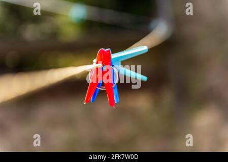 Wäscheklammern auf einer Wäscheleine im Freien im Hof des ländlichen Hauses. Nahaufnahme horizontalen Foto Stockfoto