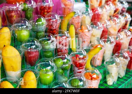 Frischer exotischer Obstmarkt in Asien. Obst und Gemüse auf einem Markt in Thailand. Tropische Früchte und Gemüse für gesund. Stockfoto