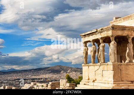 Veranda der Karyatiden am Erechtheion Tempel, Akropolis von Athen, Griechenland. Das Erechtheion oder Erechteum ist ein alter griechischer Tempel der Akropolis o Stockfoto
