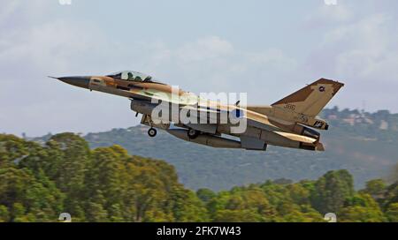 Israelische Luftwaffe (IAF) General Dynamics F-16 im Flug mit blauem Himmel Hintergrund. Stockfoto