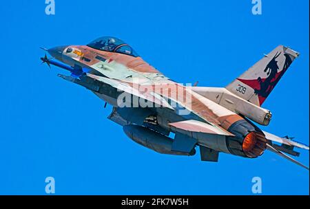 Israelische Luftwaffe (IAF) General Dynamics F-16 im Flug mit blauem Himmel Hintergrund. Stockfoto