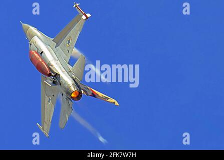 Israelische Luftwaffe (IAF) General Dynamics F-16 im Flug mit blauem Himmel Hintergrund. Stockfoto