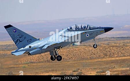 Israelische Luftwaffe (IAF) General Dynamics F-16 im Flug mit blauem Himmel Hintergrund. Stockfoto