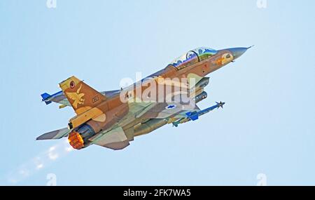 Israelische Luftwaffe (IAF) General Dynamics F-16 im Flug mit blauem Himmel Hintergrund. Stockfoto