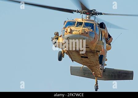 Israelische Luftwaffe (IAF) Sikorsky UH-60 Blackhawk (Yanshuf) Hubschrauber, während einer Rettungsmission im Flug Stockfoto