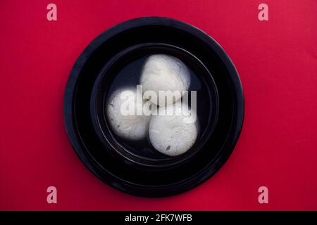Traditionelle beliebte indische süße Gericht große Größe Rasgulla oder rosogula, Bengali sirupy Dessert Süßigkeiten. Stockfoto