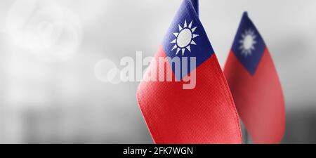 Kleine Nationalflaggen der Taiwans auf einem leichten Unschärfen Hintergrund Stockfoto