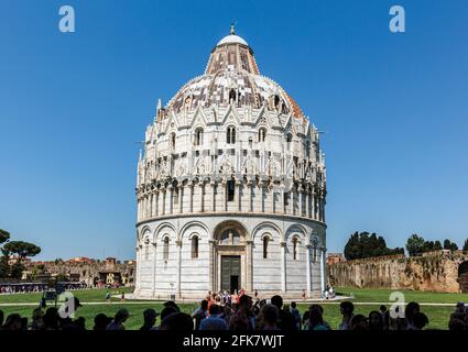 Pisa, Provinz Pisa, Toskana, Italien. Massen von Touristen vor dem Baptistery in der Campo dei Miracoli, oder Feld der Wunder. Auch bekannt als Pi Stockfoto