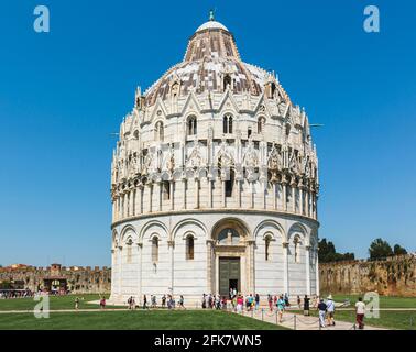 Pisa, Provinz Pisa, Toskana, Italien. Massen von Touristen vor dem Baptistery in der Campo dei Miracoli, oder Feld der Wunder. Auch bekannt als Pi Stockfoto