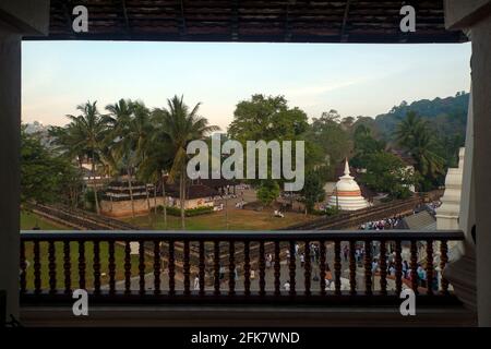 Kandy, Sri Lanka: Bild von oben vom Innenhof des Tempels der heiligen Zahnreliquie (Sri Dalada Maligawa) Stockfoto