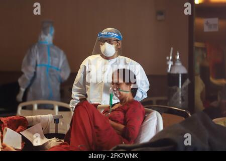 Delhi, Indien. April 2021. Ein Covid-19-Patient wurde in der Covid-19-Isolationsstation in Neu-Delhi ruhend gesehen. Ein Bankettsaal, der vorübergehend zu einer Covid19-Station für Coronavirus-Patienten umgebaut wurde. Indien hat die höchste eintägige Spitze bei einer Coronavirus-Infektion verzeichnet. Kredit: SOPA Images Limited/Alamy Live Nachrichten Stockfoto