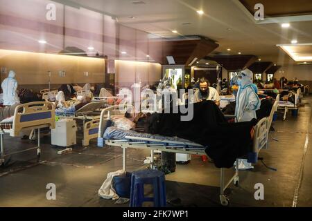 Delhi, Indien. April 2021. Covid-19-Patienten sahen sich auf der Covid-19-Isolationsstation in Neu-Delhi ruhen. Ein Bankettsaal, der vorübergehend zu einer Covid19-Station für Coronavirus-Patienten umgebaut wurde. Indien hat die höchste eintägige Spitze bei einer Coronavirus-Infektion verzeichnet. Kredit: SOPA Images Limited/Alamy Live Nachrichten Stockfoto