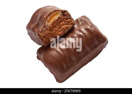 Cadbury crème Eierkuchen mit einer Halbierung zum Zeigen Innen isoliert auf weißem Hintergrund Stockfoto