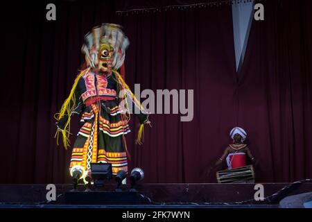 Kandy, Sri Lanka: Ein Schauspieler der Kandyan Arts Association mit einer traditionellen Sri-lankischen Maske tritt auf der Bühne des Kandyan-Kultus auf Stockfoto