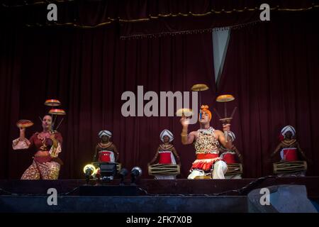 Kandy, Sri Lanka: Eine Gruppe von Jongleuren und Musikern der Kandyan Arts Association tritt mit einer Jonglieraufführung auf der Bühne auf Stockfoto