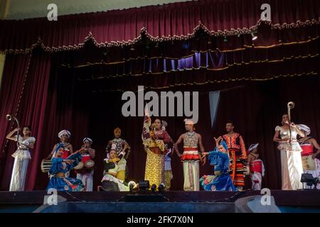 Kandy, Sri Lanka: Die Tänzer, Schauspieler und Jongleure der Kandyan Arts Association in traditioneller Kleidung begrüßen das Publikum nach der Show Stockfoto