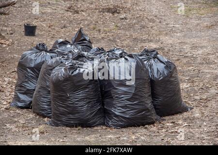 Müllabfuhr auf den Straßen der Stadt. Müllabfuhr auf den Straßen der Stadt. Saisonale Reinigung der Straßen der Stadt. Stockfoto