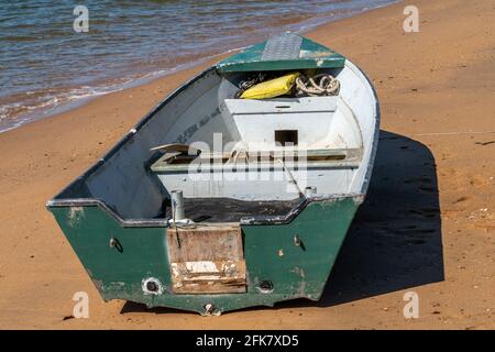 Kleines grünes Boot am Strand von Margate, Queensland, Australien Stockfoto