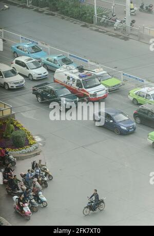 Die Sicherheitspolizei unter militärischer Fahrzeugkontrolle mit einer auf dem Dach montierten Kanone fährt unter anderem eine große Straße im Zentrum von Kashgar im Süden von Xinjiang, China, VR China, hinunter. © Time-Snaps Stockfoto