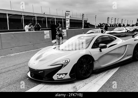 JOHANNESBU, SÜDAFRIKA - 13. März 2021: Johannesburg, Südafrika - 11 2014. Oktober: McLaren Day auf der Kyalami-Rennstrecke Stockfoto