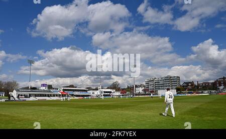 Hove UK 29. April 2021 - EINE Mischung aus Sonnenschein und dunklen Wolken, als Sussex am ersten Tag ihres LV= Insurance County Championship-Spiels auf dem 1. Central County Ground in Hove Lancashire antrat. : Credit Simon Dack / Alamy Live News Stockfoto