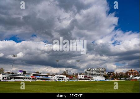 Hove UK 29. April 2021 - EINE Mischung aus Sonnenschein und dunklen Wolken, als Sussex am ersten Tag ihres LV= Insurance County Championship-Spiels auf dem 1. Central County Ground in Hove Lancashire antrat. : Credit Simon Dack / Alamy Live News Stockfoto