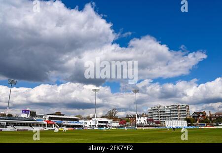 Hove UK 29. April 2021 - EINE Mischung aus Sonnenschein und dunklen Wolken, als Sussex am ersten Tag ihres LV= Insurance County Championship-Spiels auf dem 1. Central County Ground in Hove Lancashire antrat. : Credit Simon Dack / Alamy Live News Stockfoto