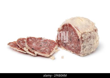 Saltufo Wurstkugel und Scheiben aus der Nähe isoliert auf weiß Hintergrund für einen Snack oder eine Vorspeise Stockfoto