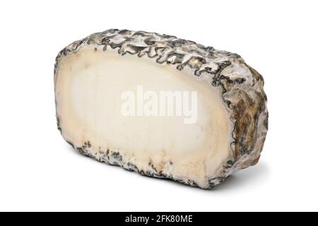 Ein Stück spanischen handwerklichen Monte Enebro-Käses aus der Nähe isoliert Auf weißem Hintergrund Stockfoto