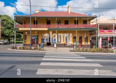 Das Royal Mail Hotel in Braidwood, New South Wales, Australien, ist ein Pub im viktorianischen Stil aus dem Jahr 1890 mit zwei Etagen und einem umlaufenden Balkon. Stockfoto