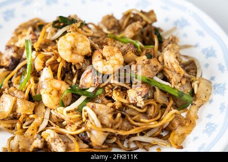 Nahaufnahme von Penang Char kuey teow ist in Malaysia beliebt bei gebratenen Nudeln mit Kokerei, Garnelen und Eiern in schwarzer Sauce Stockfoto