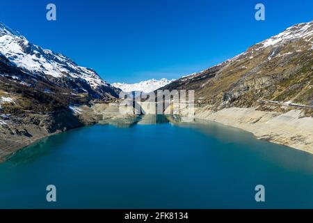 Fantastische Aussicht auf ein im Tal der schneebedeckten Berge. Stockfoto