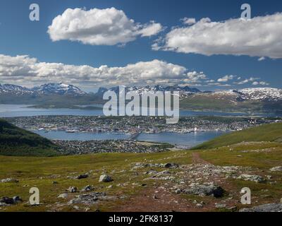 Tromso-Panorama vom nahen Berg. Schneebedeckter Berg im Hintergrund. Tromso Braut über Fjord Stockfoto